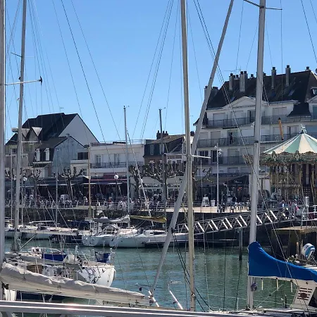 Appt, Terrasse ,velo , Plages & Port A Proximite , Idealement Bien Situe, Dernier Etage *